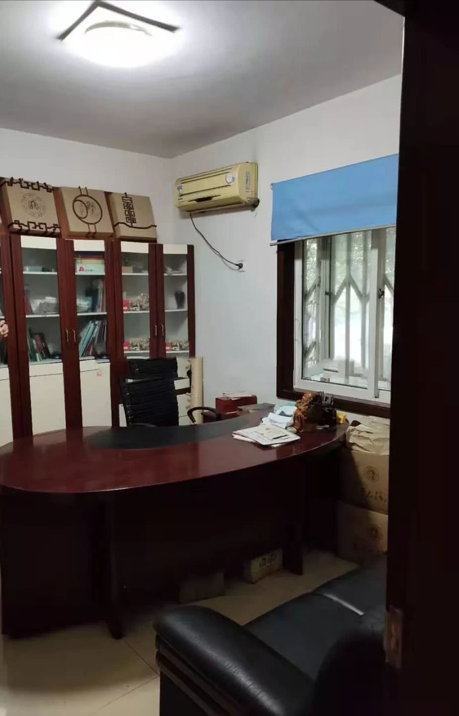 男子心脏病突发晕倒巡警帮忙送医|ayx官网(图1) ayx官方网站