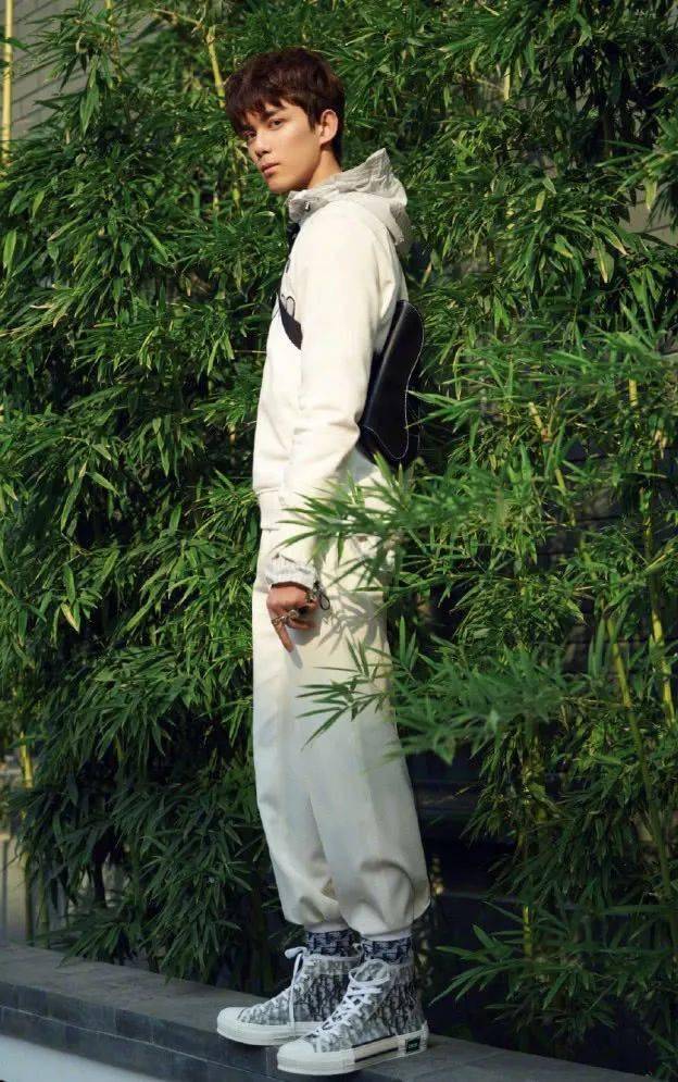 ‘爱游戏(ayx)中国官方网站’
吴磊咋那么优秀?衬衫配棒球服也那么帅气 一般人可穿不来!(图3) ‘爱游戏(ayx)中国官方网站’
吴磊咋那么优秀?衬衫配棒球服也那么帅气 一般人可穿不来!(图3)