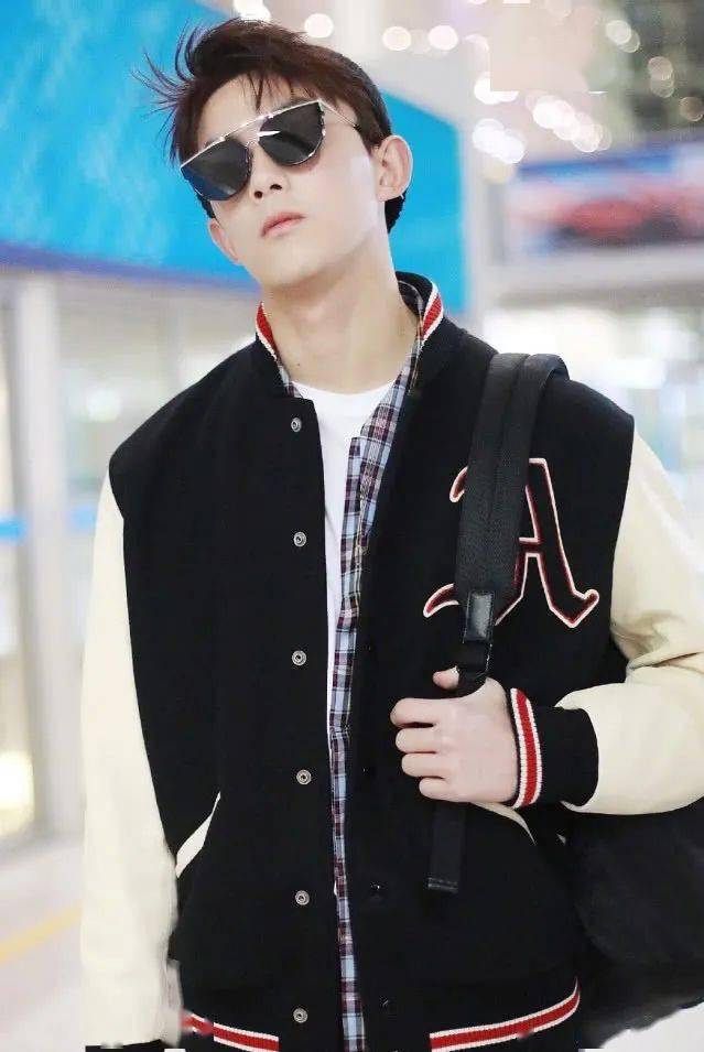 ‘爱游戏(ayx)中国官方网站’
吴磊咋那么优秀?衬衫配棒球服也那么帅气 一般人可穿不来!(图5) ‘爱游戏(ayx)中国官方网站’
吴磊咋那么优秀?衬衫配棒球服也那么帅气 一般人可穿不来!(图5)