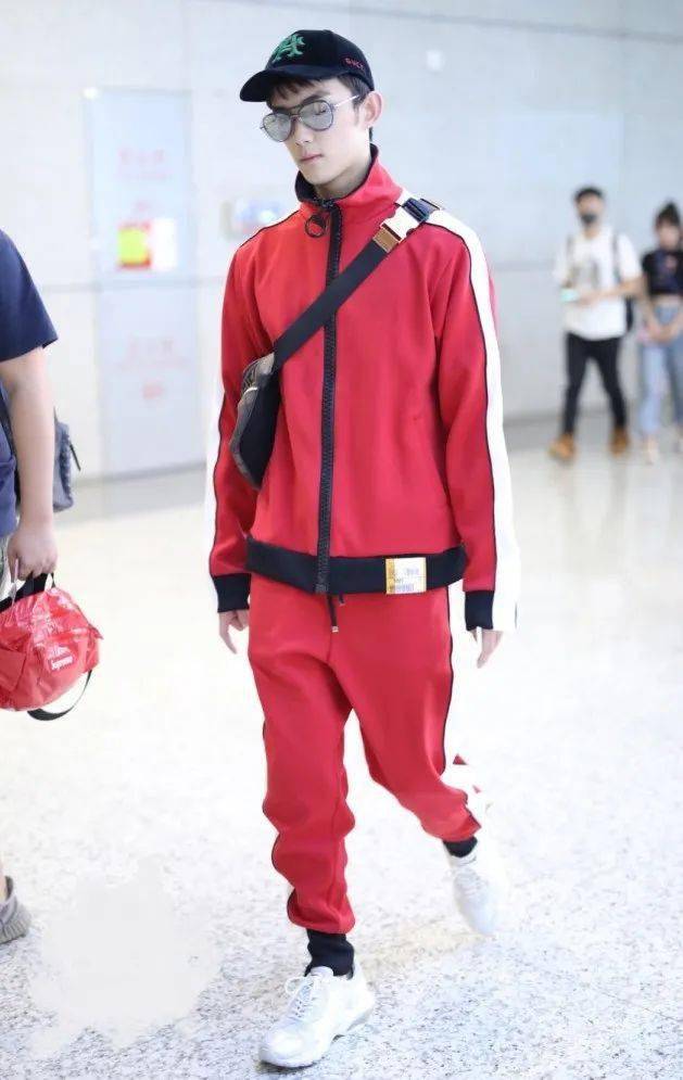 ‘爱游戏(ayx)中国官方网站’
吴磊咋那么优秀?衬衫配棒球服也那么帅气 一般人可穿不来!(图10) ‘爱游戏(ayx)中国官方网站’
吴磊咋那么优秀?衬衫配棒球服也那么帅气 一般人可穿不来!(图10)