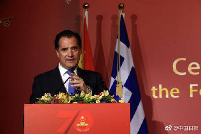 Lady GaGa大秀断背情 船上和女友人缠绵翻滚-爱游戏(ayx)中国官方网站(图2) 爱游戏(ayx)中国官方网站