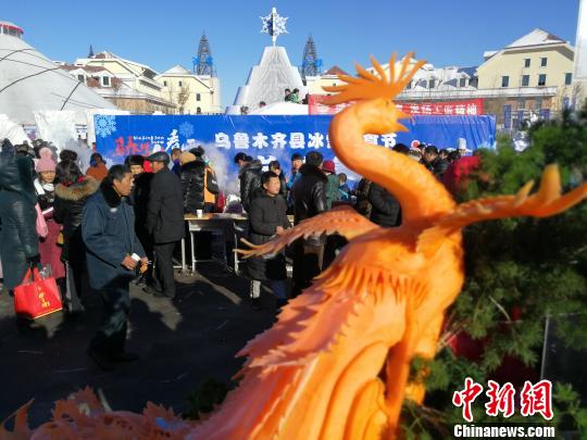 ayx官方网站:皮特朱莉携全家游希腊 世纪大婚至今扑朔迷离(图3) 爱游戏(ayx)中国官方网站