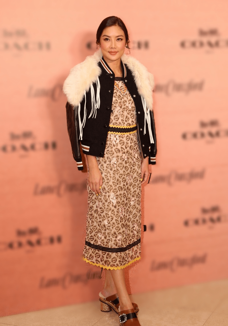 ayx官网_
40岁的乐基儿贵妇范十足 棒球服搭配印花连衣裙 气质真是绝了！(图4)