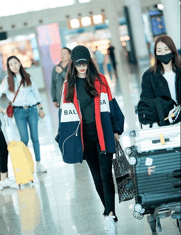 ayx官网_
40岁的乐基儿贵妇范十足 棒球服搭配印花连衣裙 气质真是绝了！(图10)