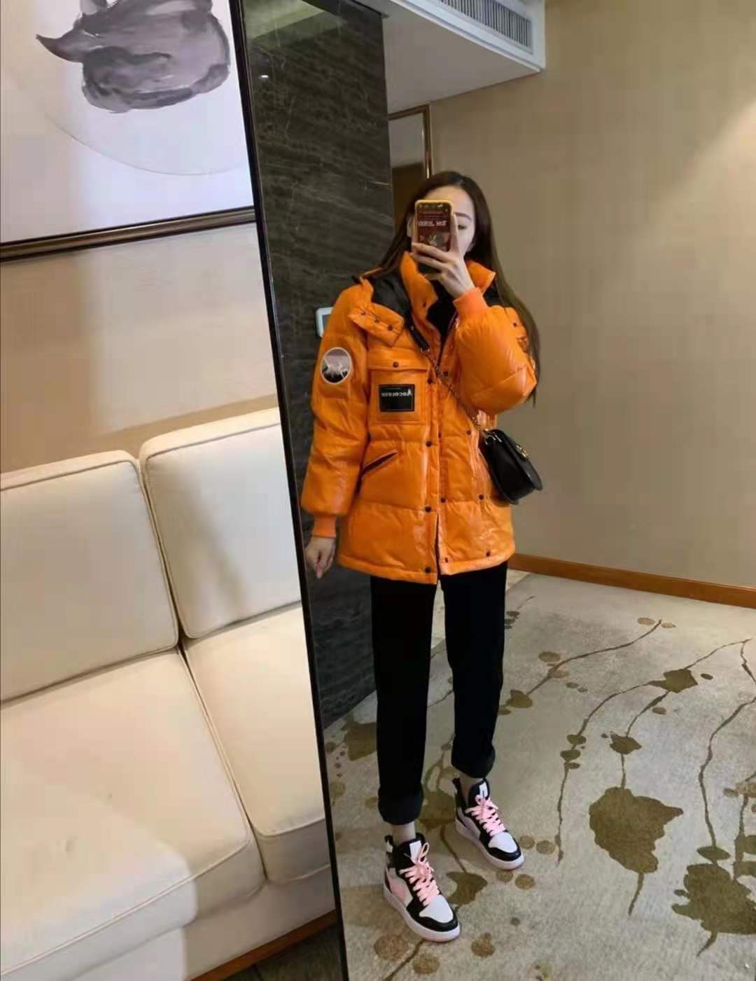 【ayx官网】
橙色羽绒服如何搭配裤子悦目(图10)