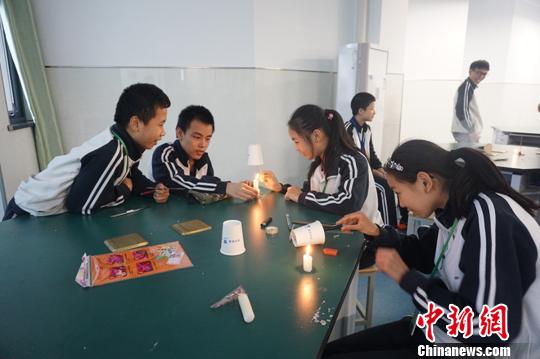 ayx官方网站-82届奥斯卡金像奖红毯秀 女星新款礼服齐争艳(图2) ayx官方网站