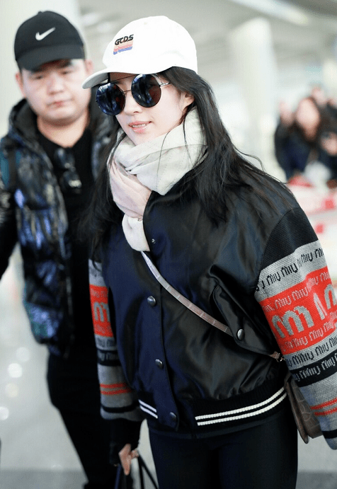 【爱游戏(ayx)中国官方网站】
刘亦菲穿衣真随便 棒球服配瑜伽裤低调随性 气质全靠颜值撑(图4) 【爱游戏(ayx)中国官方网站】
刘亦菲穿衣真随便 棒球服配瑜伽裤低调随性 气质全靠颜值撑(图4)