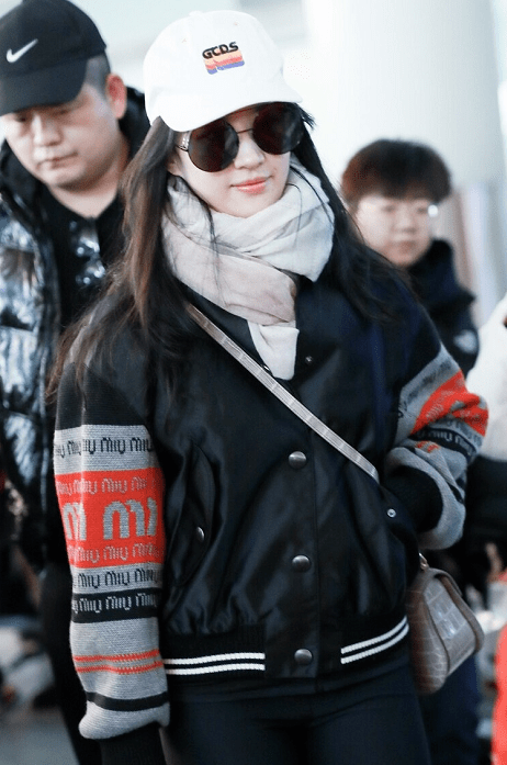 【爱游戏(ayx)中国官方网站】
刘亦菲穿衣真随便 棒球服配瑜伽裤低调随性 气质全靠颜值撑(图6) 【爱游戏(ayx)中国官方网站】
刘亦菲穿衣真随便 棒球服配瑜伽裤低调随性 气质全靠颜值撑(图6)