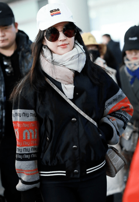 【爱游戏(ayx)中国官方网站】
刘亦菲穿衣真随便 棒球服配瑜伽裤低调随性 气质全靠颜值撑(图7) 【爱游戏(ayx)中国官方网站】
刘亦菲穿衣真随便 棒球服配瑜伽裤低调随性 气质全靠颜值撑(图7)