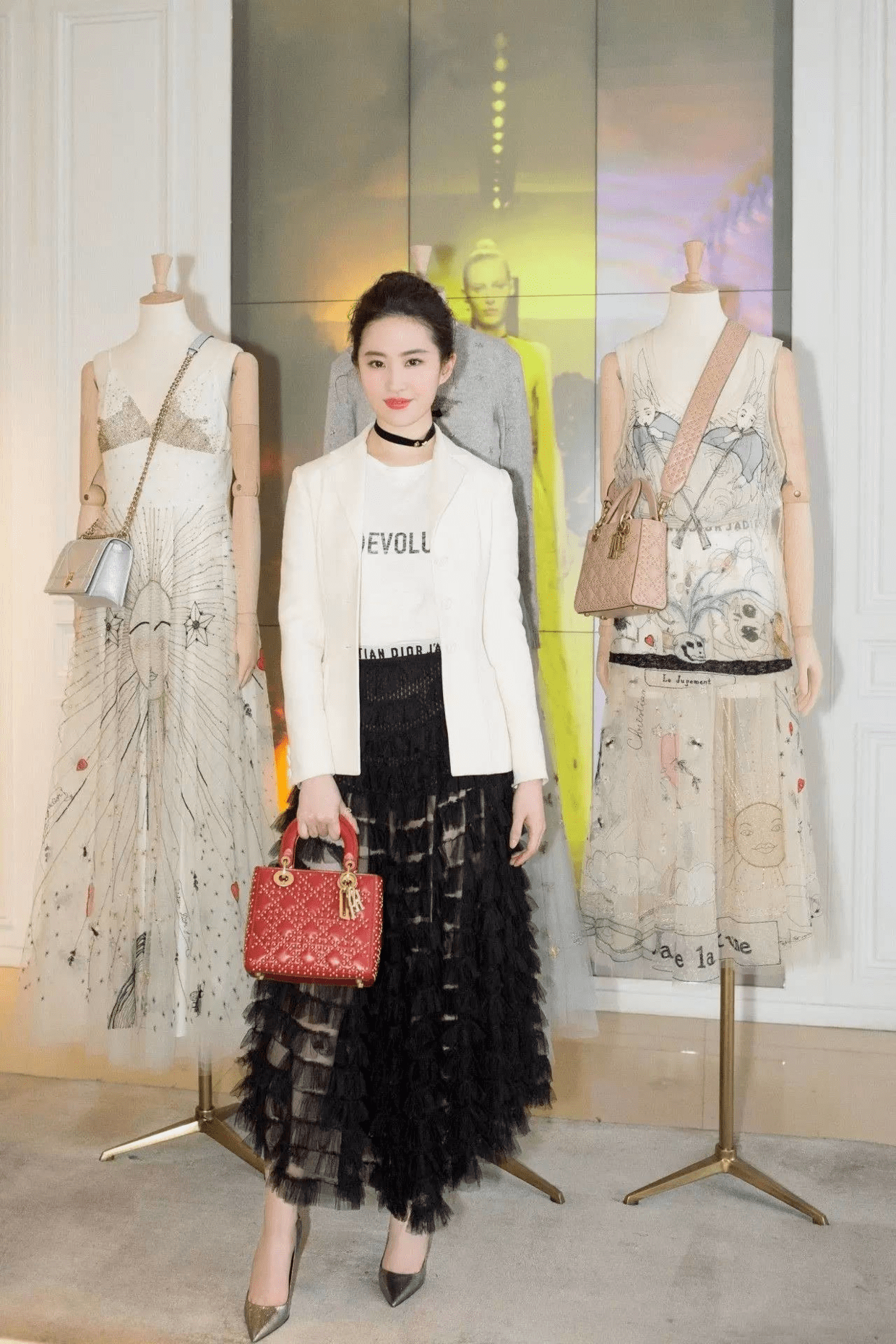 【爱游戏(ayx)中国官方网站】
刘亦菲穿衣真随便 棒球服配瑜伽裤低调随性 气质全靠颜值撑(图11) 【爱游戏(ayx)中国官方网站】
刘亦菲穿衣真随便 棒球服配瑜伽裤低调随性 气质全靠颜值撑(图11)