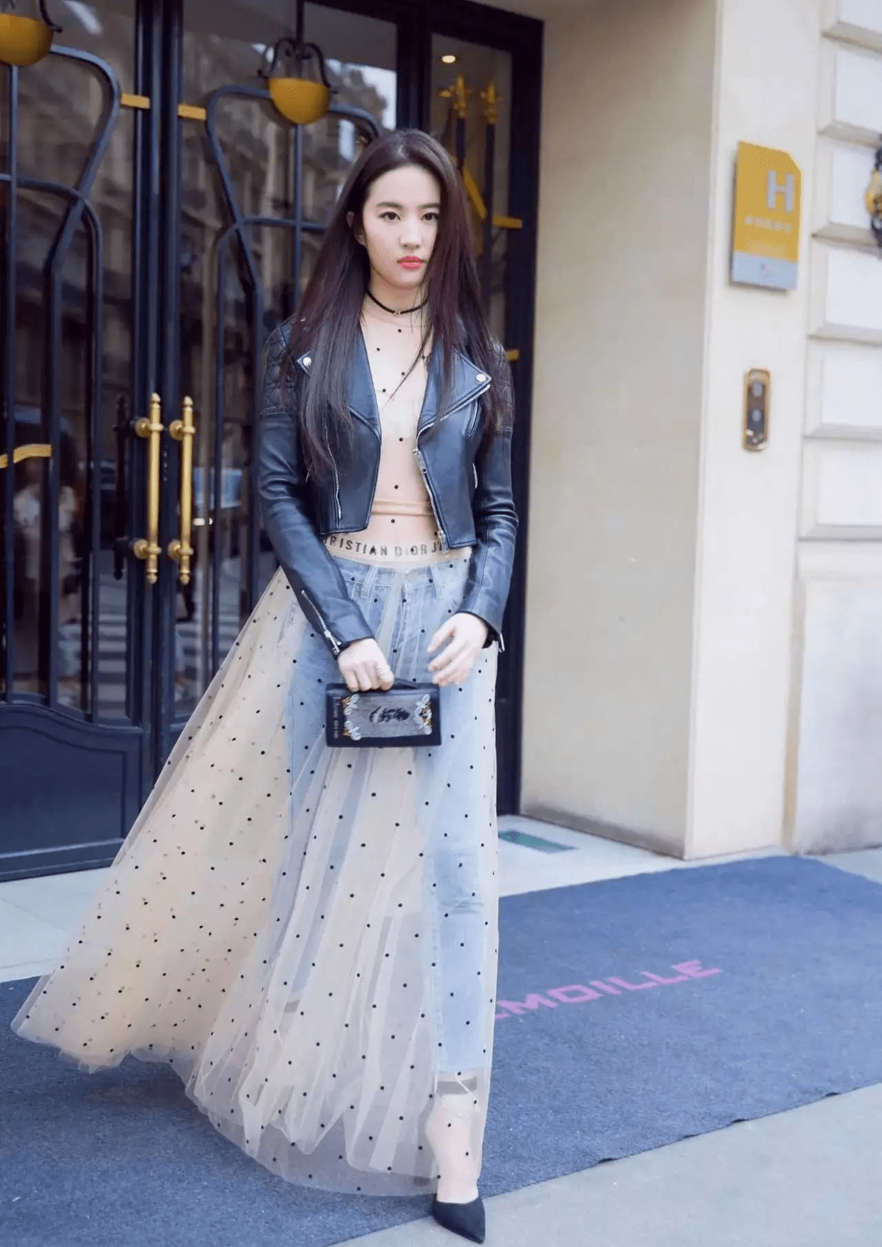 【爱游戏(ayx)中国官方网站】
刘亦菲穿衣真随便 棒球服配瑜伽裤低调随性 气质全靠颜值撑(图12) 【爱游戏(ayx)中国官方网站】
刘亦菲穿衣真随便 棒球服配瑜伽裤低调随性 气质全靠颜值撑(图12)