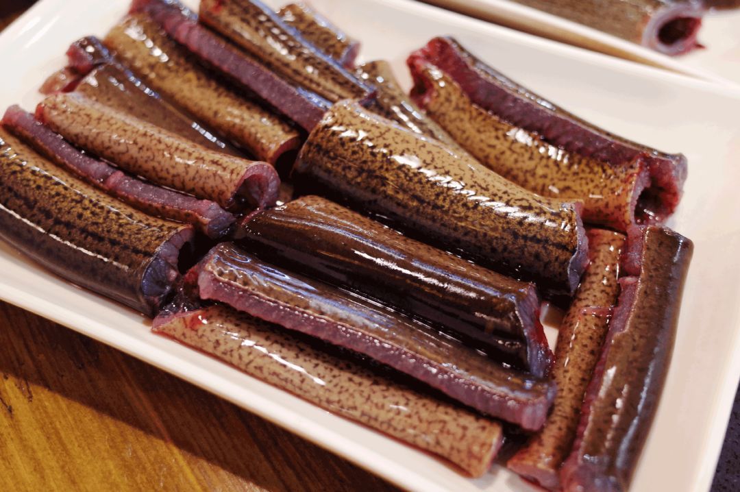 朴海镇出席粉丝签名会 白衣黑裤魅力值MAX‘ayx官网’(图2) ayx官网