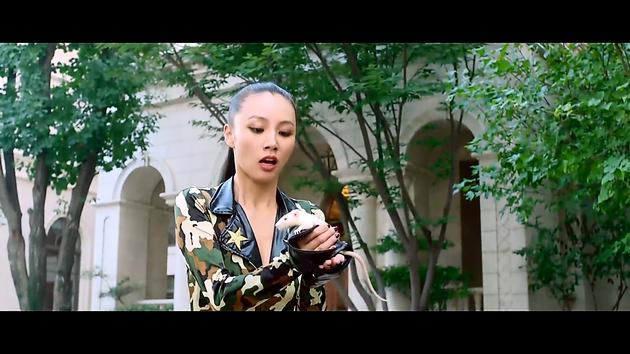 朴海镇出席粉丝签名会 白衣黑裤魅力值MAX‘ayx官网’(图1) ayx官网